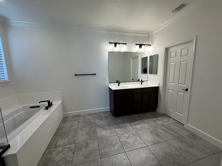 517 Central Pacific St — Photo 8
