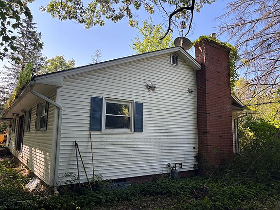 5th image of 2061 Main St