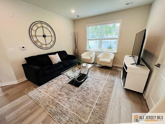 3rd image of 463 Old Post Rd