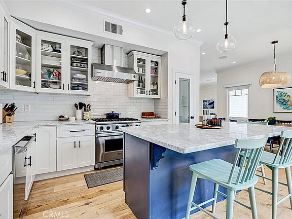 4th image of 825 Center St