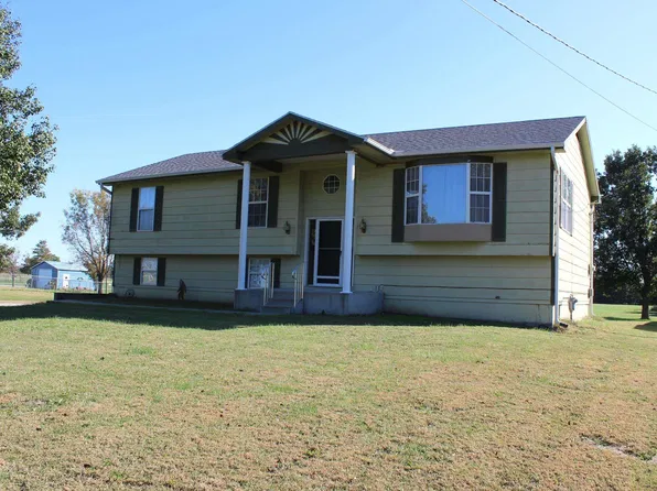 1525 E St, Osage City, KS 66523