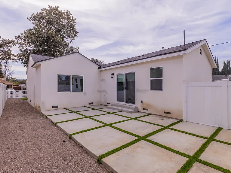 17601 Hamlin St — Photo 29
