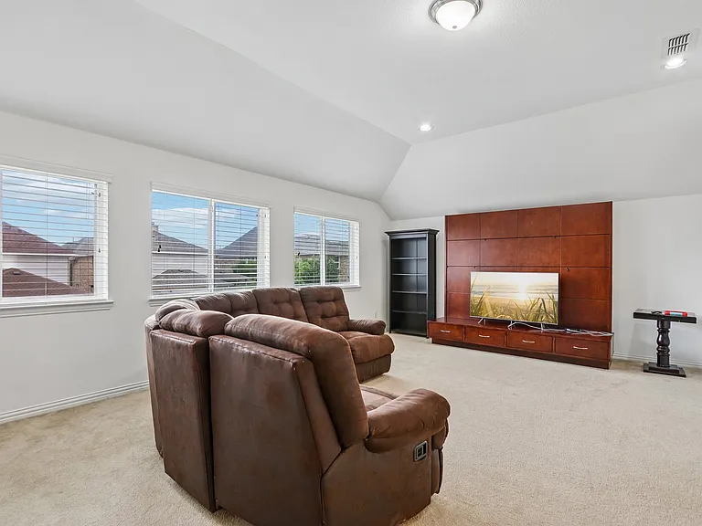 5625 Kerry Dr — Photo 4