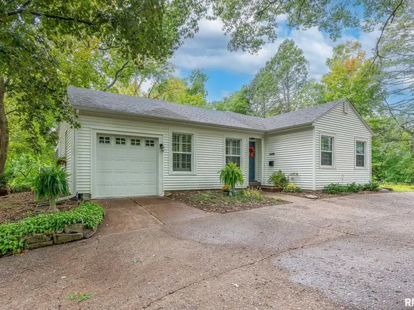 126 Essex Ln, Davenport, IA 52803