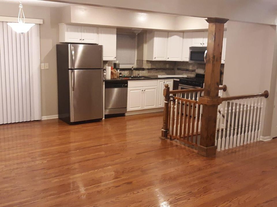 1st image of 712 W 101st Ter