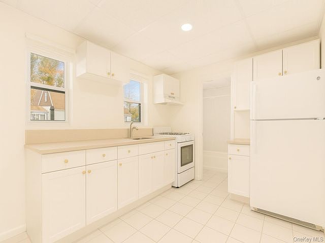 2nd image of 174 Mills Pond Rd #B