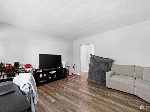 3rd image of 924 26th Street NW