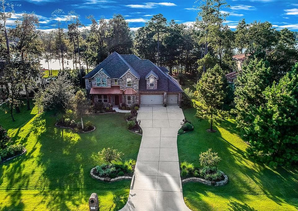 Benders Landing Estates 1 Acre Cul-de-sac Complete Package Home with Scenic Lake Views, Estates Amenities within walking distance, two bedrooms first floor, Pool, Spa and Outdoor Kitchen.