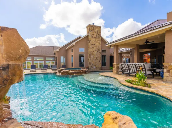 750 S View Dr, Lytle, TX 78052