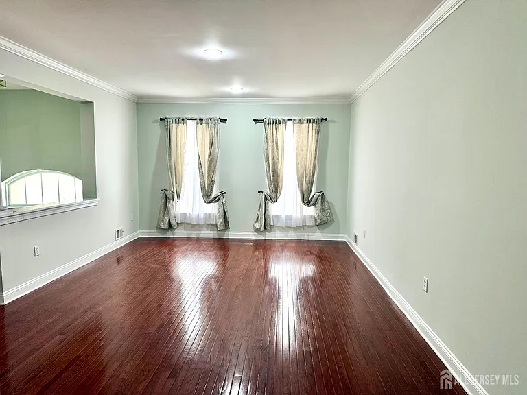 13 Roosevelt Ave — Photo 15