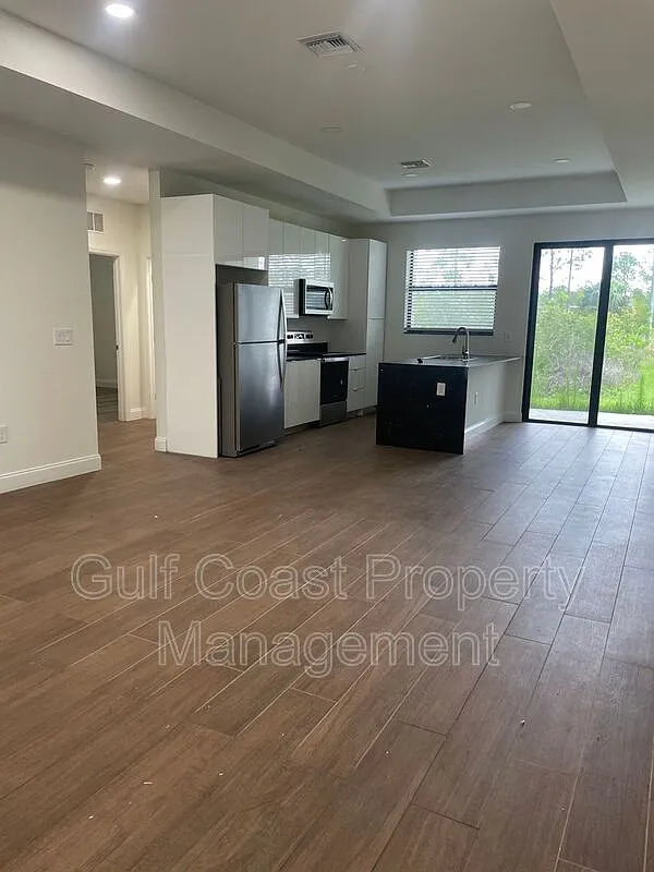 5 bed, 3.0 bath, 1810 sqft, $2,100 — Photo 3