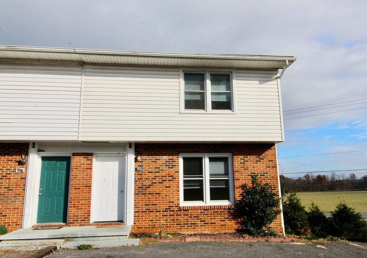 3 bedroom townhome in Timberville. Great backyard and conveniently located. — Photo 2