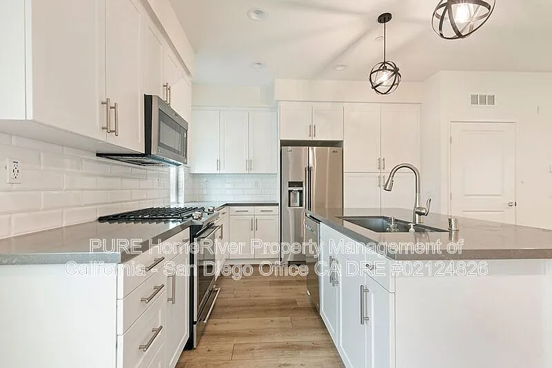 4 bed, 3.0 bath, 1563 sqft, $3,745 — Photo 4
