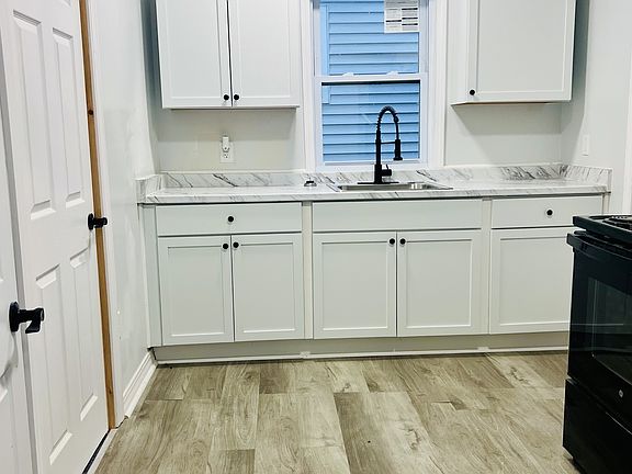 2nd image of 915 W Lapeer St #3