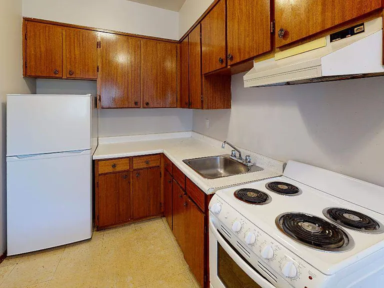 2225 University Ave W — Photo 3