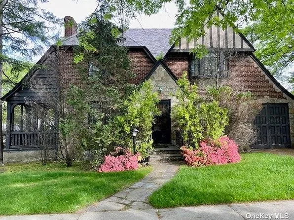 39 8th Ave, Malba, NY 11357