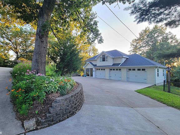 3rd image of 1737 Country Club Ln