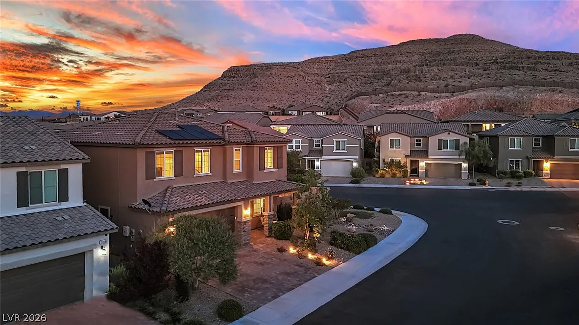 4 bed, 2.5 bath, 2709 sqft, $3,900 — Photo 2