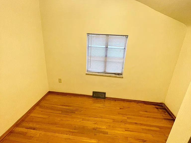 225 Alries St — Photo 8