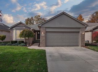 17828 Pointe Cir, Clinton Township, MI 48038