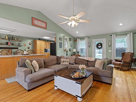 4th image of 170 Misty Meadow Dr