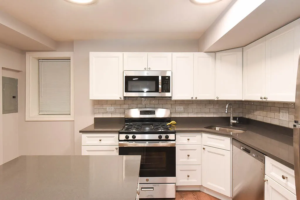 5746 N Winthrop Ave — Photo 2