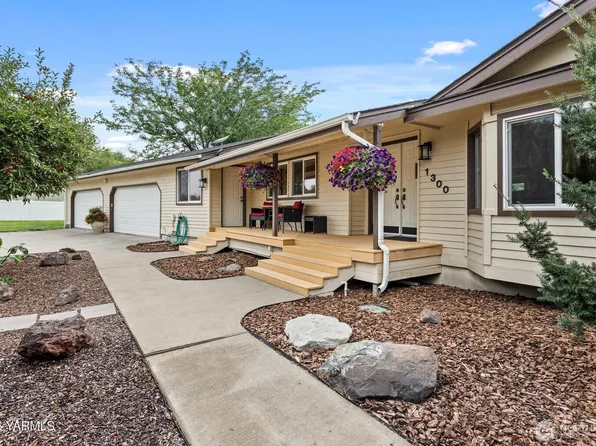 1300 Meadowlark Lane, Zillah, WA 98953