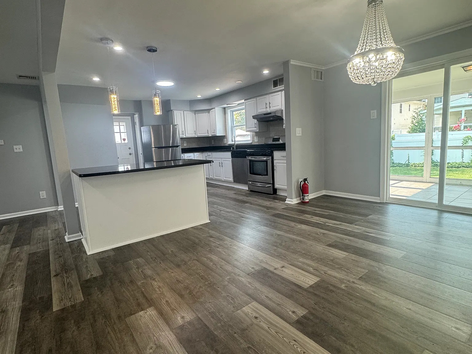 3 bed, 1.5 bath, $3,800 — Photo 4