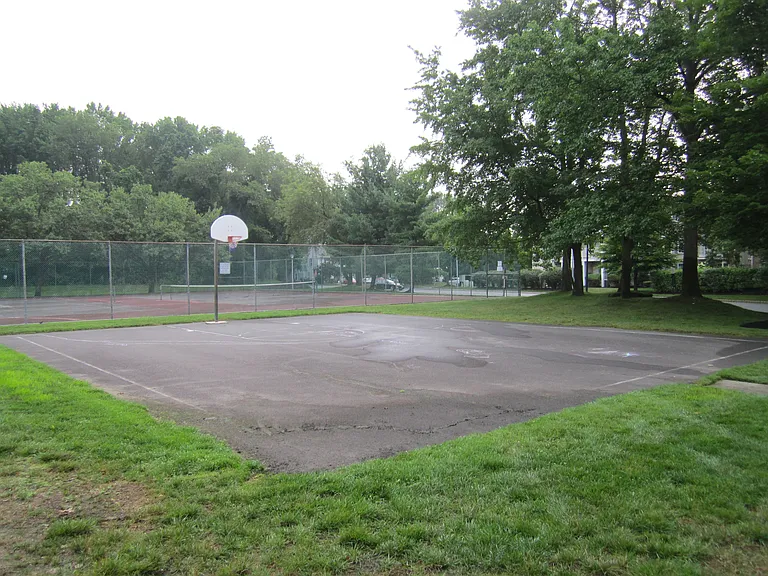 92 Versailles Ct — Photo 29