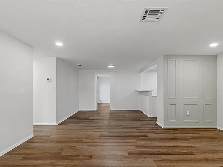 5165 Greenwood St — Photo 4