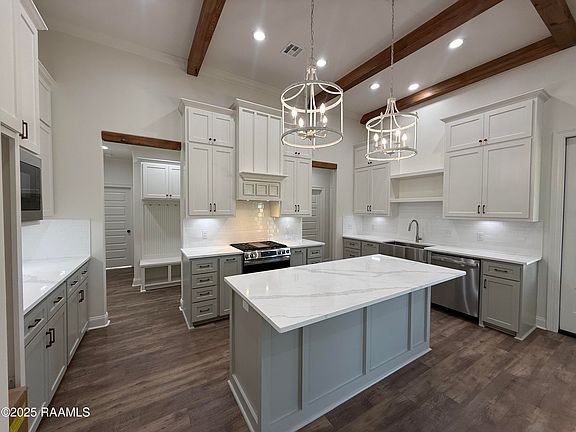 5th image of 102 Lakes Edge Dr
