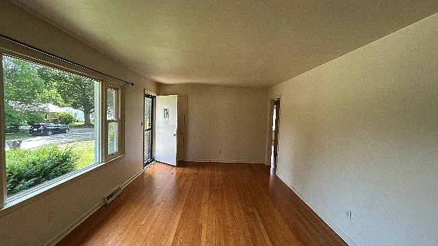 2704 S Glenwood Ave — Photo 2