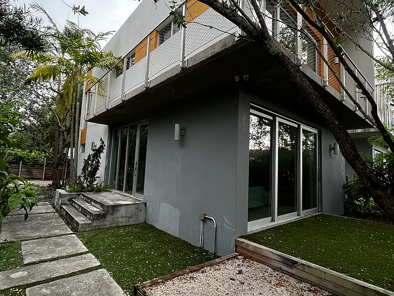 6345 SW 62nd Ave — Photo 2