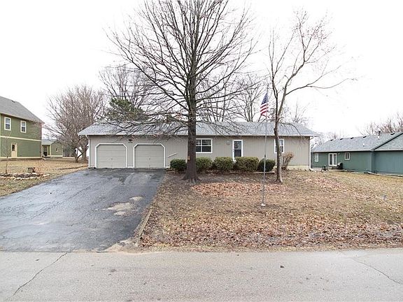Nice long driveway and a deep front yard.
