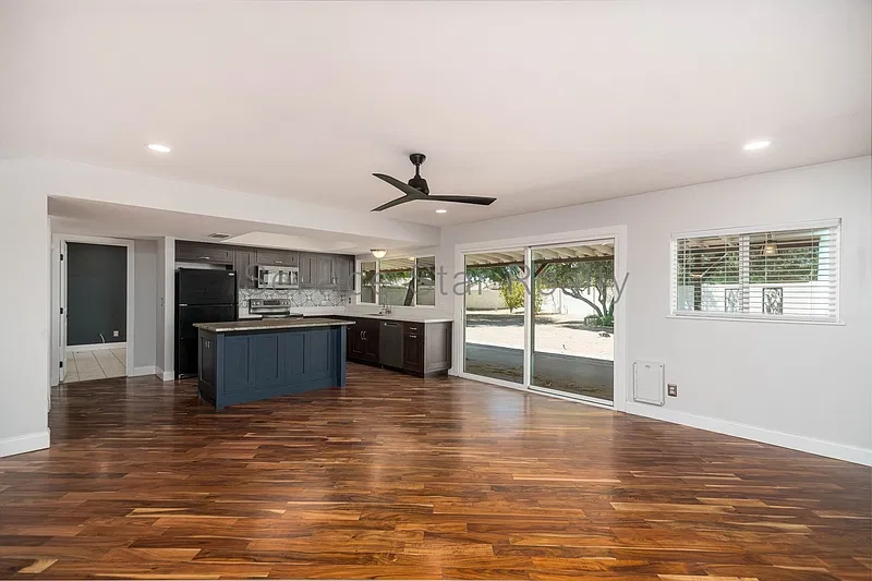 3 bed, 2.0 bath, 1488 sqft, $2,200 — Photo 3