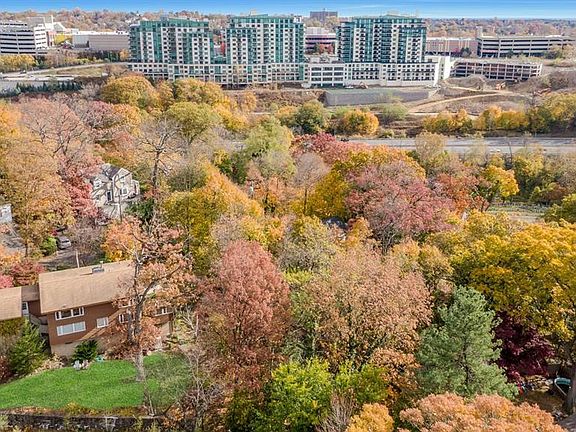 5th image of 2 Shelburne Road