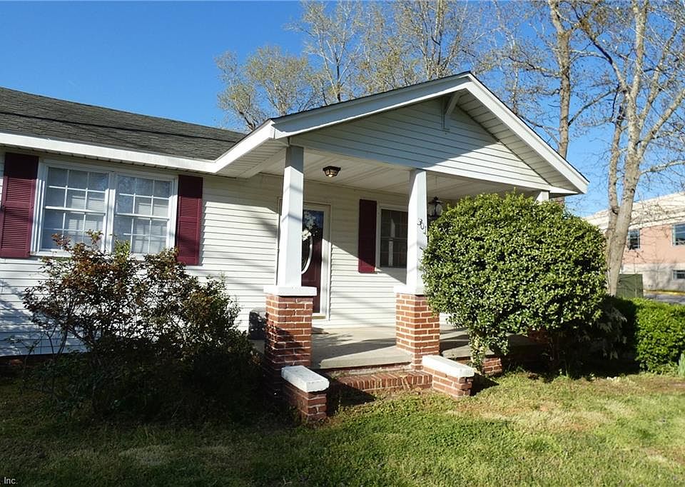 Two bedroom, one bath cottage at 301 Great Bridge Blvd Chesapeake, VA 23320.