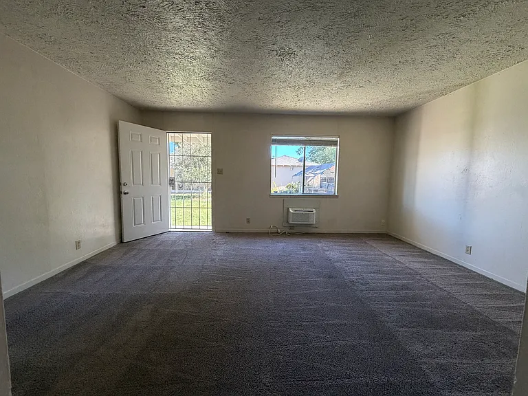 1061 E Monte Vista Ave — Photo 4