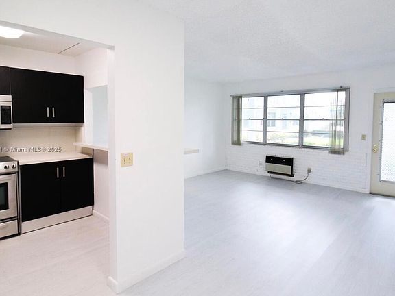 4th image of 319 Newport Ct #V