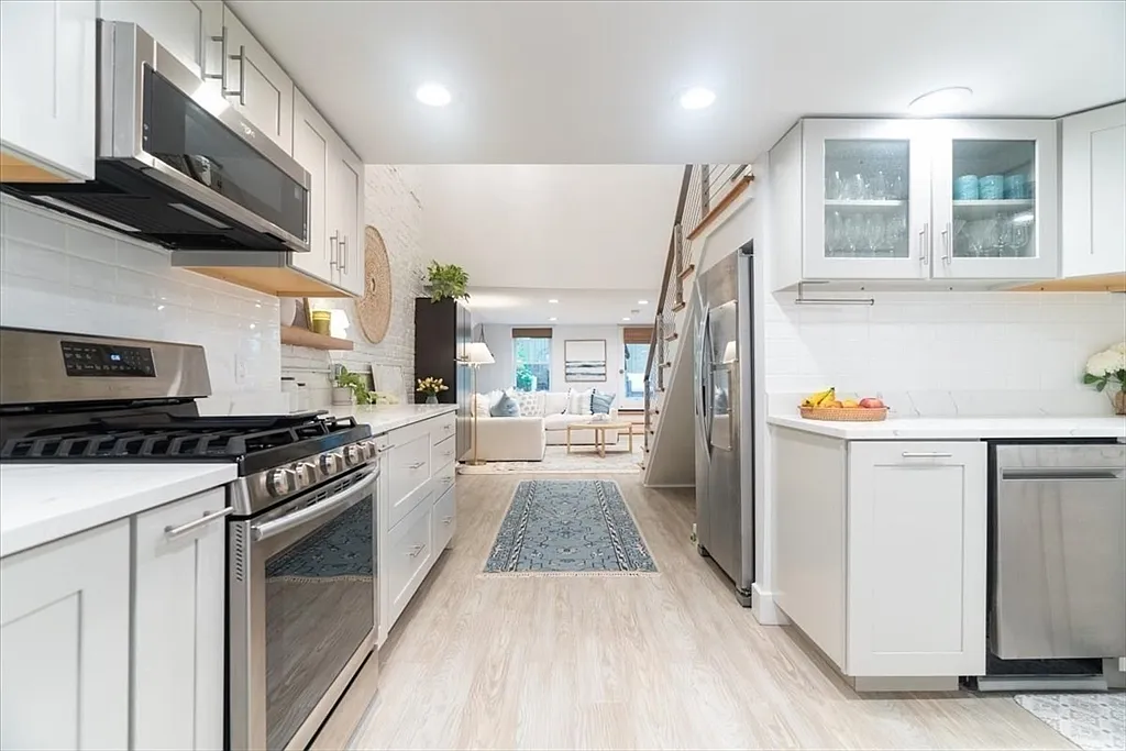 2 bed, 892 sqft, $5,600 — Photo 3
