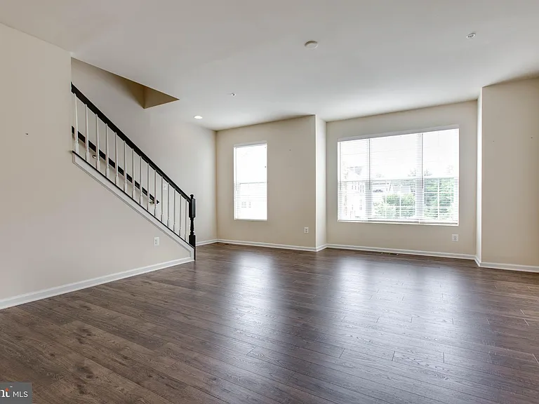 1022 Linden Dr — Photo 9