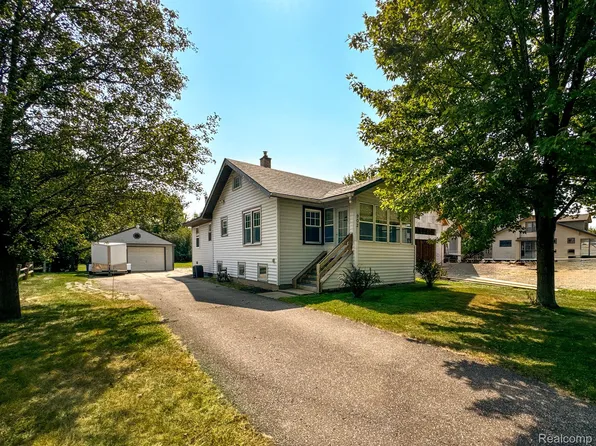 902 Trombley Dr, Troy, MI 48083