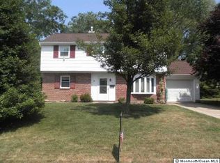 27 Peachtree Rd, Oakhurst, NJ 07755