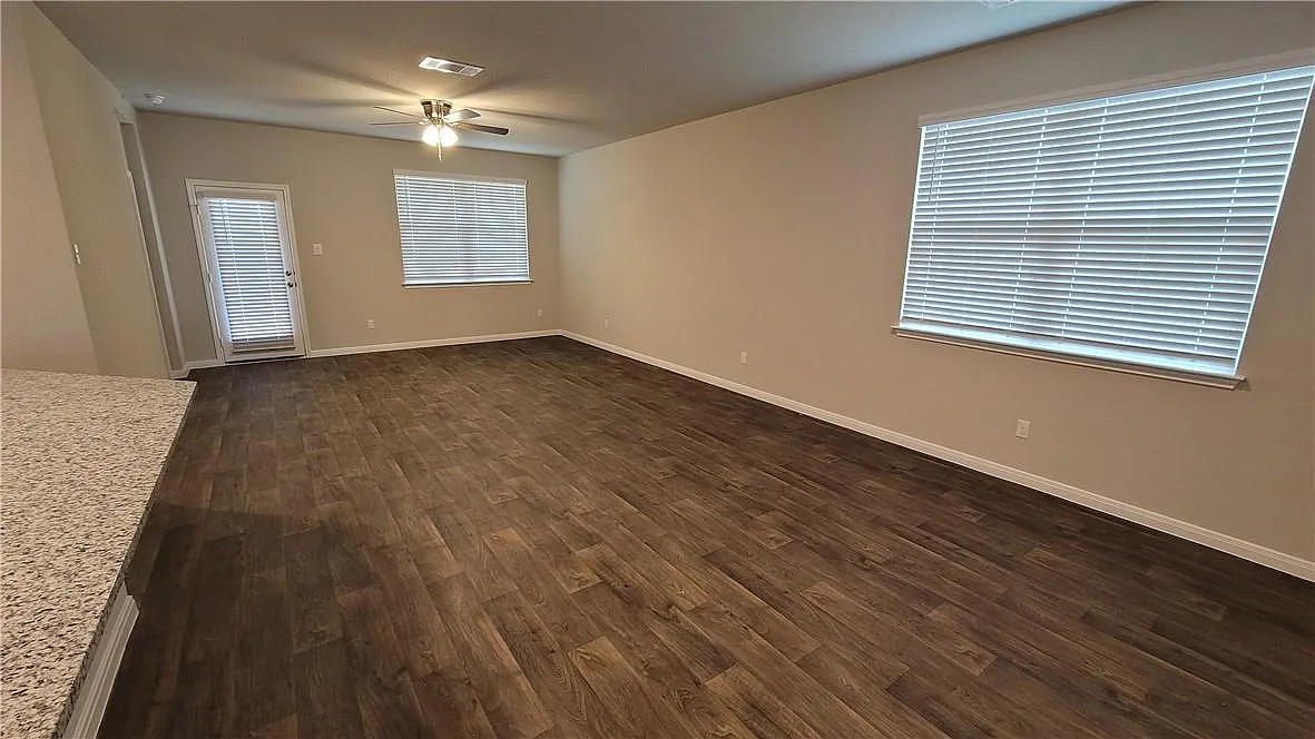 4 bed, 2.0 bath, 1863 sqft, $2,200 — Photo 4