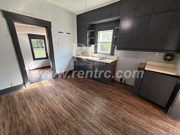 3rd image of 835 Johnson St