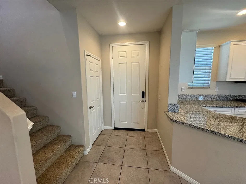 3 bed, 2.5 bath, 1649 sqft, $2,700 — Photo 2