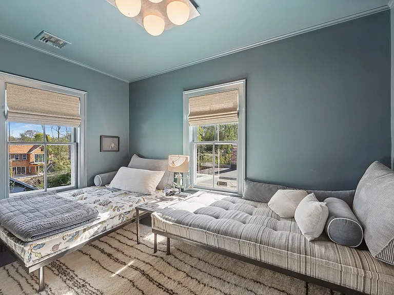 160 Jermain Ave — Photo 14