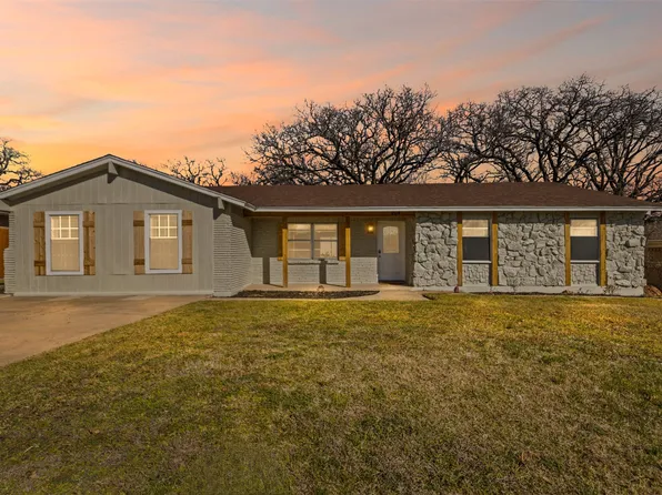 904 McCurry Ave, Bedford, TX 76022