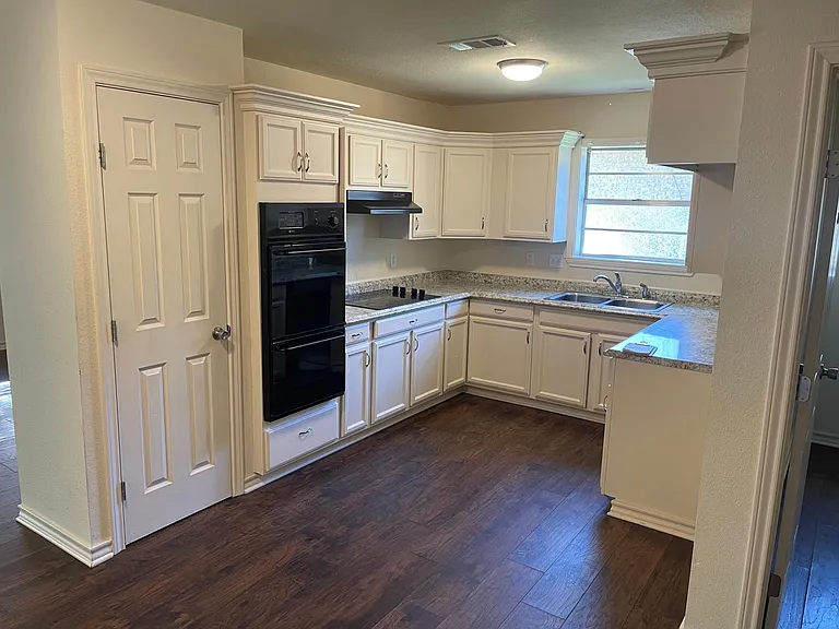 112 Medina Dr — Photo 2