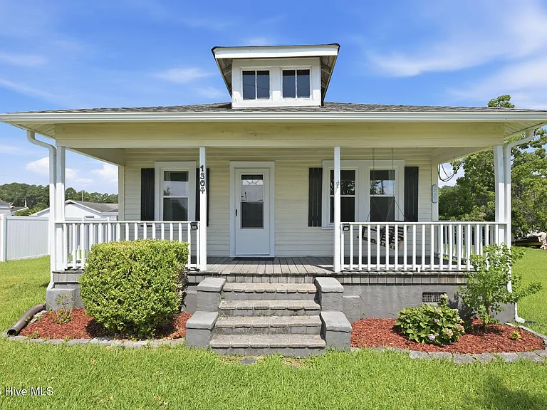 1304 Stallings Pkwy — Photo 1